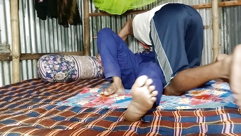 SAFI TV: Une demi-sœur trouve son demi-frère seul et commence à baiser