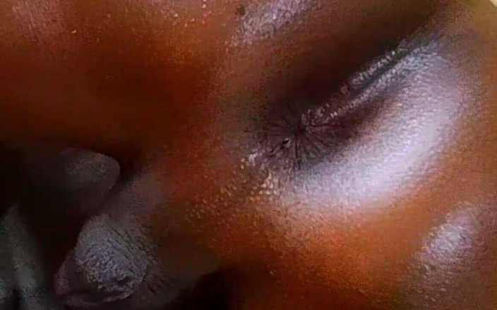 HaitiKing7: Ogromny tyłek dla głębokiej penetracji i głaskać mnie za ogromne...