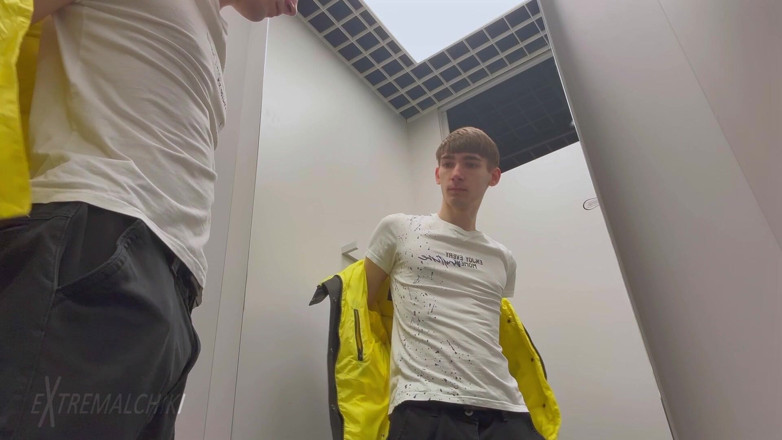 Extremalchiki: Cabină de probă Masturbare cu twink goală