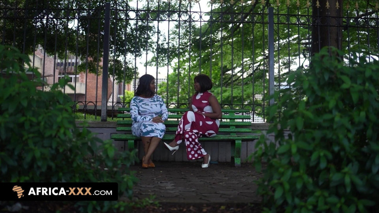 Africa-XXX: Lulu et Tina jouent avec des jouets