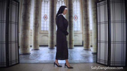Sally D'Angelo: Monja traviesa y su madrastra
