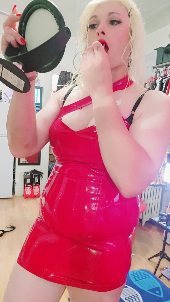 Darkfetish2k: Kylie Rey fume du latex