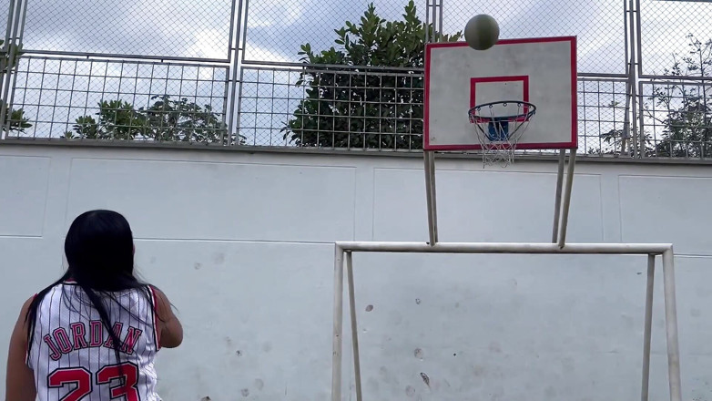 MelaniRincon: Saya kehilangan pertaruhan bermain bola kencing dan mereka mengongkek saya...