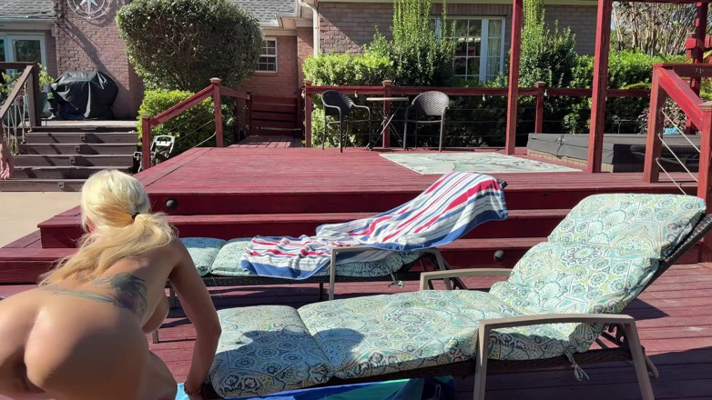 Tatiana Steele: Tatiana et Ian baisent au bord de la piscine