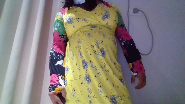 natasha_roxy: Crossdresser ve žlutém maxi šatem