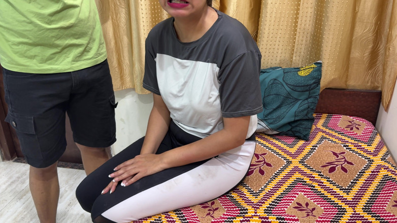 Hornycouple149: Chị kế đến muộn trong phòng tập thể dục. Chỉ còn...