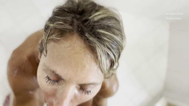InternalDrive: Orta yaşlı seksi kadın sakso çekiyor büyük döl alıyor ve sidik...