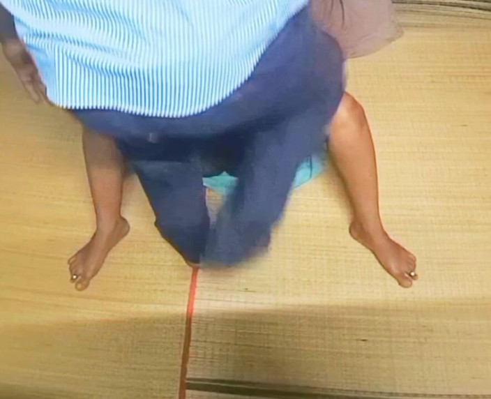 Priyanka314: Une étudiante baise avec sa belle-mère à la maison