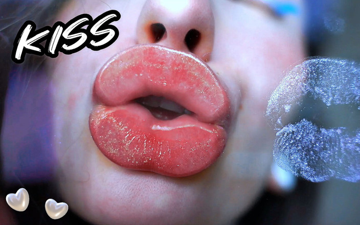 Rarible Diamond: Une fille glamour s’embrasse avec des lèvres douces et juteuses...