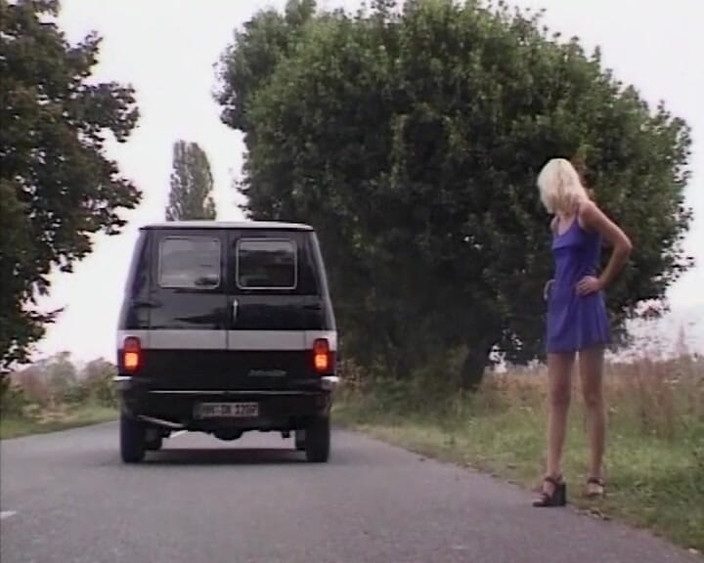 Best Amateur Sex: Une blonde excitée se fait baiser dehors dans la voiture -...