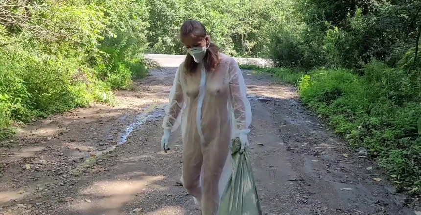 Juli Smith Meow: Oke, aku membersihkan sedikit di hutan. Jangan buang sampah sembarangan,...
