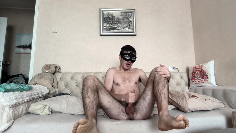 webcamboy98: Arme biegen sich, spielen mit der zunge, kommen, während füße...