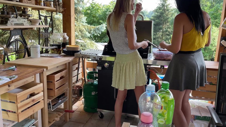 Leon Lambert Girls Twerk Parties CFNM: Komşumuzun barbekü partisi yazlık elbiseli ateşli sıkı kızlar kısa etekler...