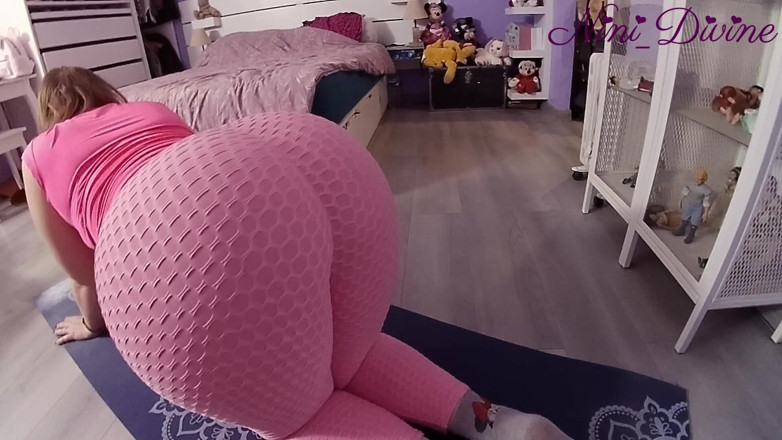 Nini Divine: 아내가 요가를 하고 있어서 나는 그녀를 세게 섹스하기로 했어!