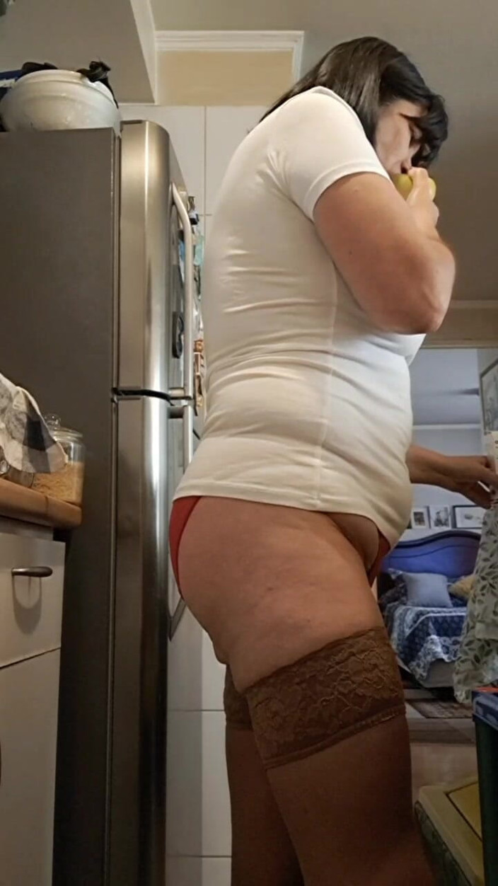 Mommy big hairy pussy: Tante seksi rambut merah di dapur