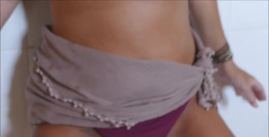 Natalie K: În bucătărie, purtând un bikini, căldură atât de fierbinte, aplecat...
