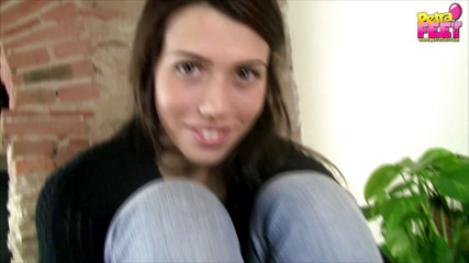 Foot Fetish HD: La teen petra ama giocare con i suoi piedi