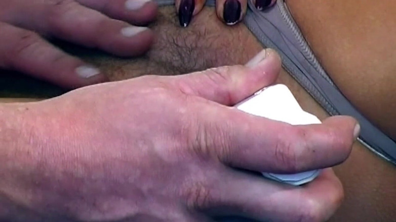 German bitch hunter: Memek cewek hot rambut pirang ini dientot habis-habisan sampai menetes
