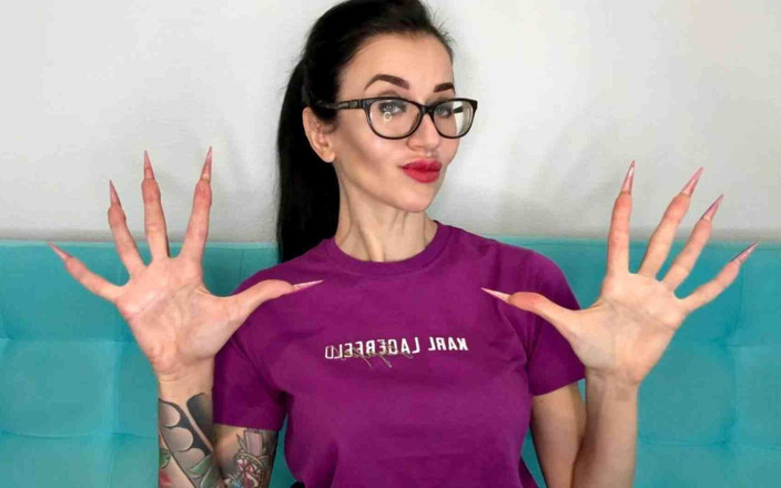 Julia domaina: Chasqueando los dedos, dedos largos con uñas largas de color...