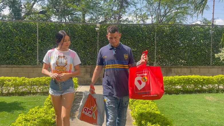 Sara Case: Tetanggaku yang sange minta tolong padaku dan aku bantuin dia...