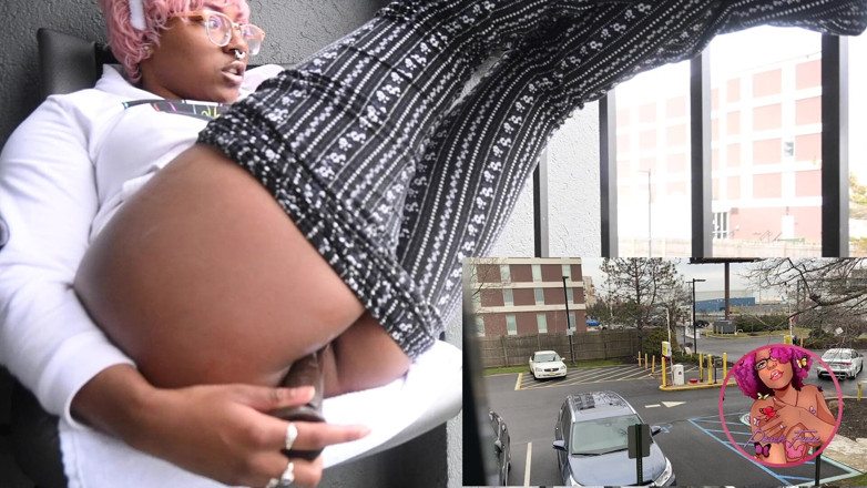 Peach Fuzz: Une black se masturbe