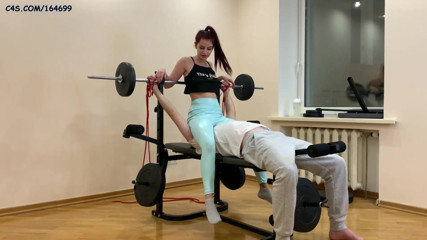 Petite Princesses Femdom: Руда господиня Софі в синіх легінсах сидить на обличчі та дупу поклоняється фемдом у тренажерному залі