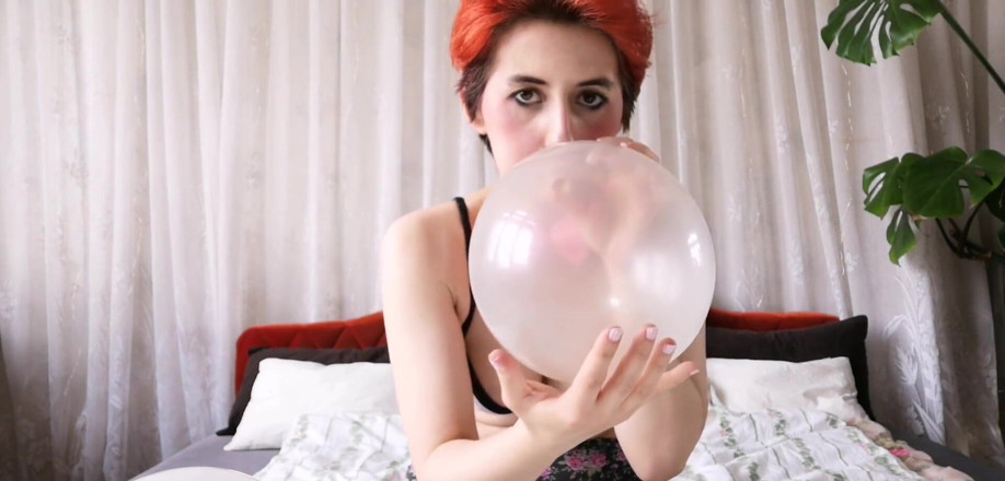 The Antichristrix: Un lapin de Pâques joue avec des ballons