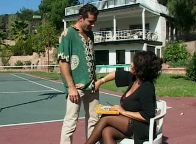 MILF my Cock: Orta yaşlı seksi kadın tenis kortunda sikişiyor