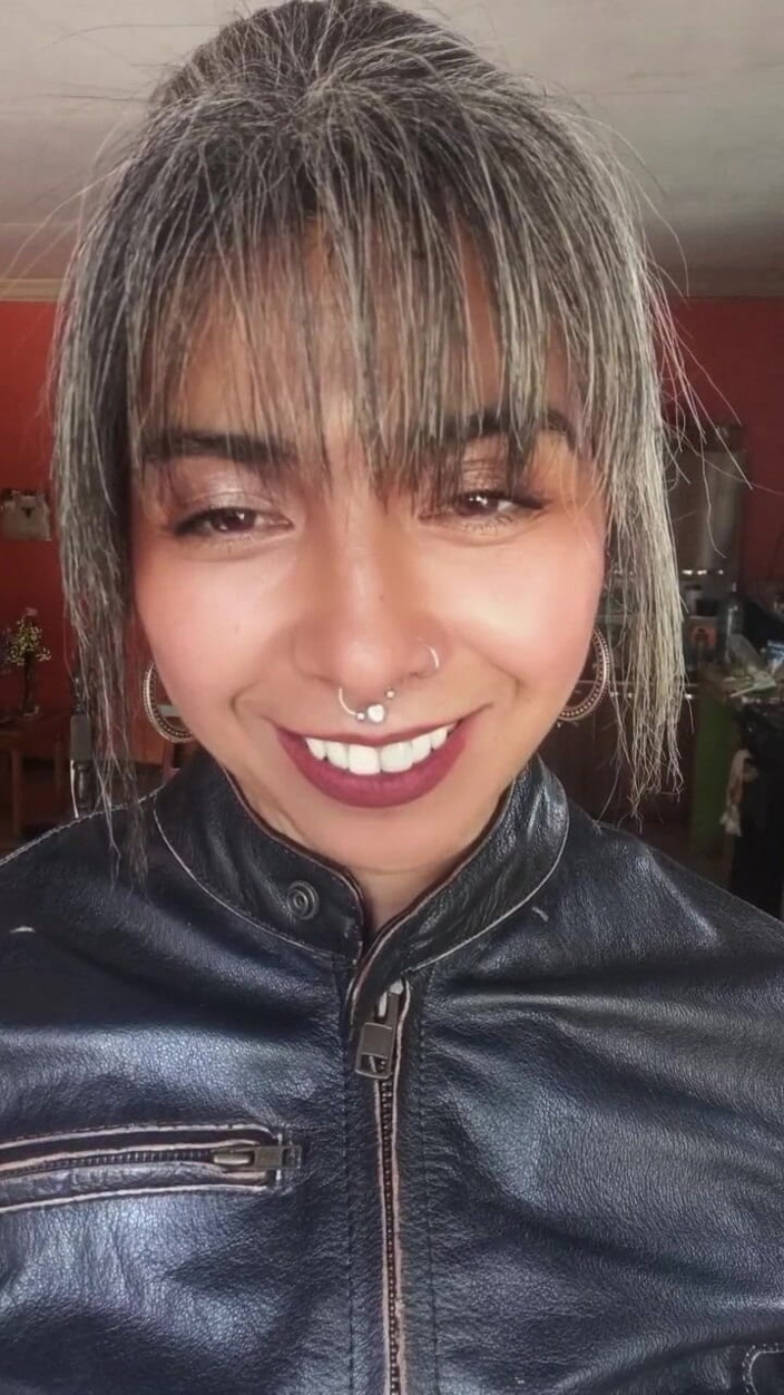 Casia Castro: Inhaler lentement, instructions de fumer dans le cuir.