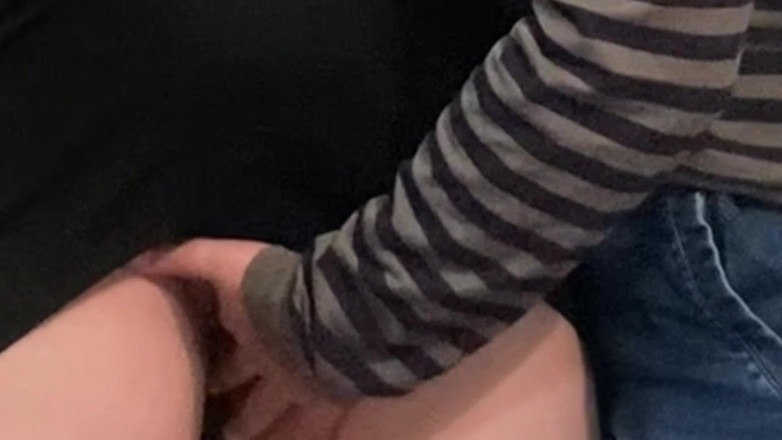 PriyaNaavya: Un pervers excité doigte une fille sous sa robe