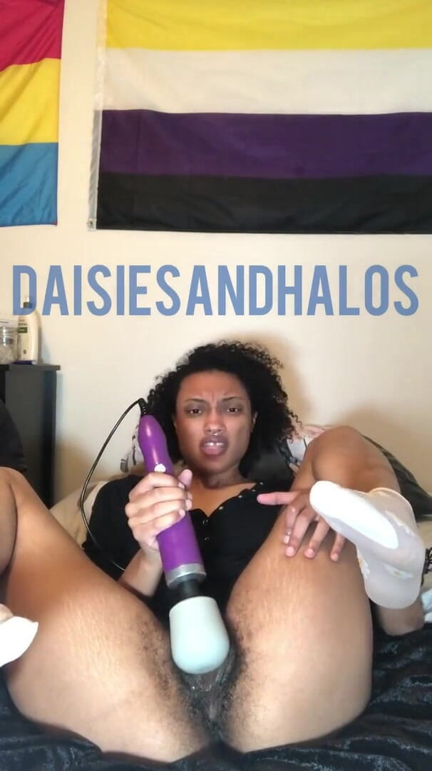 Daisiesandhalos: 穿着我的睡衣后入式高潮！超级多毛！