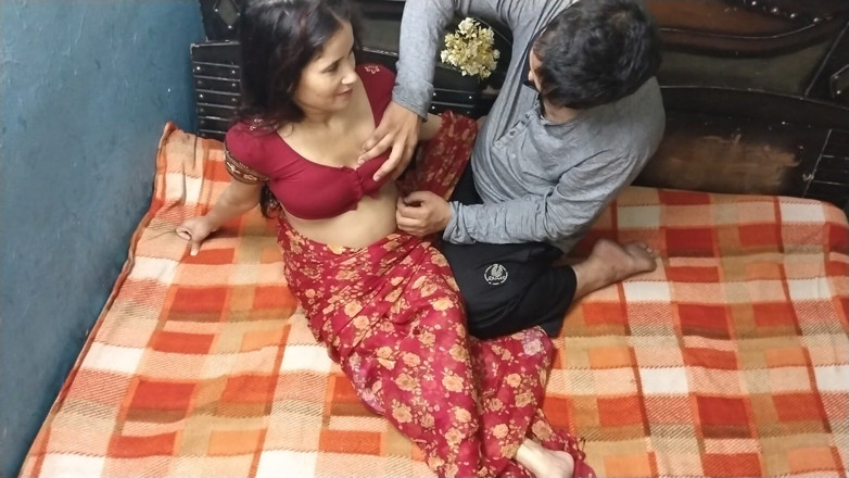 Your Preeti: Une belle femme indienne écarte les cuisses en prenant une grosse...