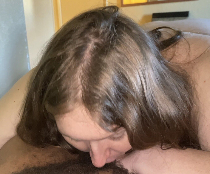 Kat G: Duży biały tranny oralnie podoba jej podłączenie BBC