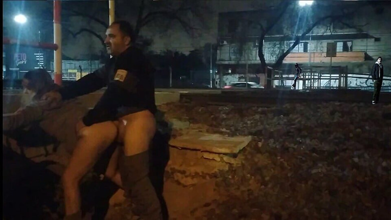 Activecouplearg: Chica desnuda en la calle follando al aire libre y...