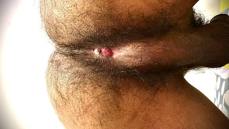 freeblacknew: Seksi götlü genç adam yarağını sütle istiyor
