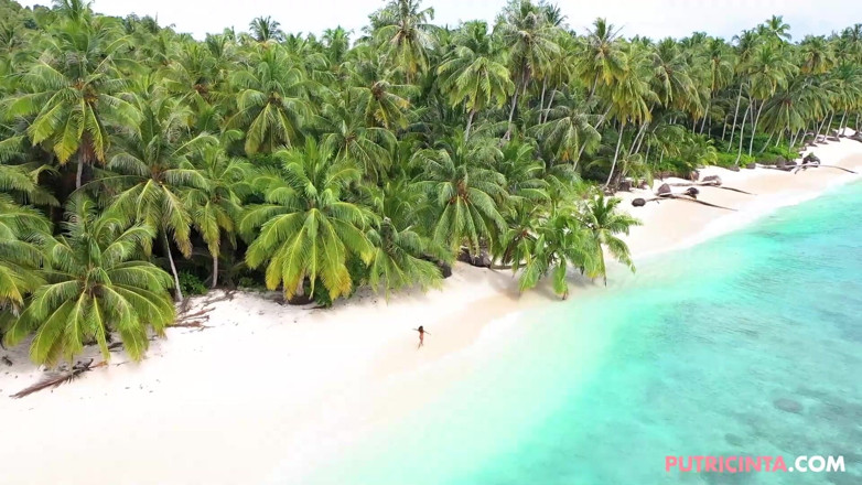 Putri Cinta: Aziatische babe Putri Cinta in 'Palm Beach'
