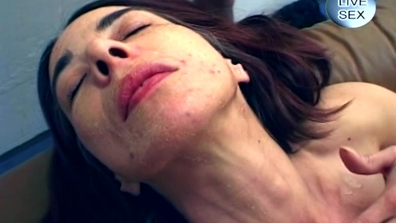 Onlyxfans: Bruneta matură s-a întins larg în frenezie extremă cu pumnul