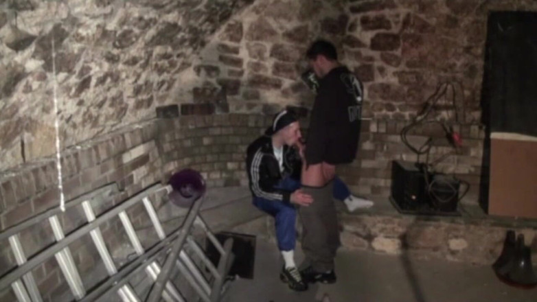 Sneaker gay: Шлюшка покорила кроссовки Джулиена чешуйчатого паренька