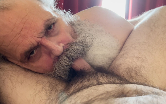 FuzzyBeardBoy: Un papa barbu suce et adore les bites poilues