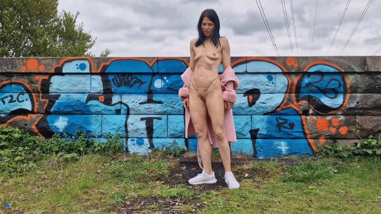 Nicky Brill: Nue dehors, pisse et béante