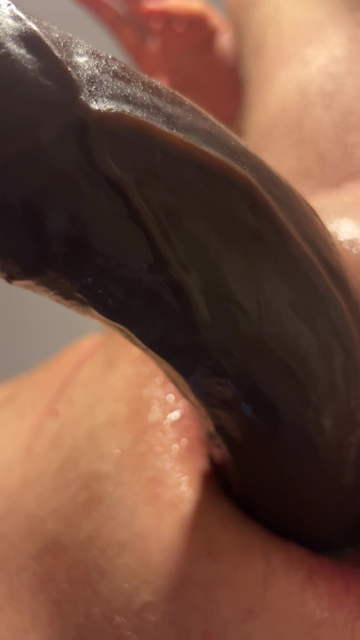 Almaviva: 私は四つん這いで黒いディルドに乗っています
