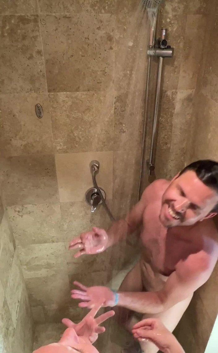 Avril Showers: We moesten weer neuken onder de douche. Ik smeekte hem...