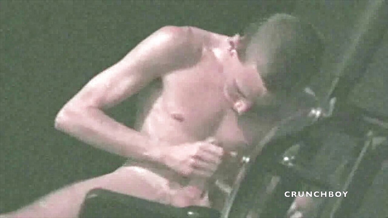 GAY VINTAGE PORN: この男の子は、楽しみのために自動自己吸い込みにabbelです