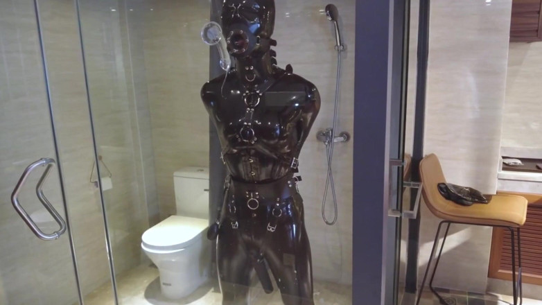 Aisan girl bondage: Mz20 - dívka v latexovém oblečení zamčená ve skleněné místnosti