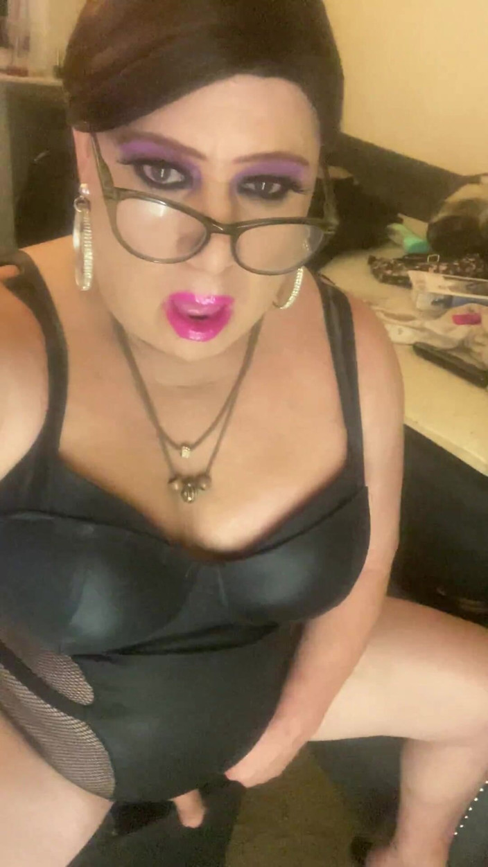Krissy Sweets: सीडी क्रिसी स्वीट्स में उसकी सेक्सी हाई हील्स