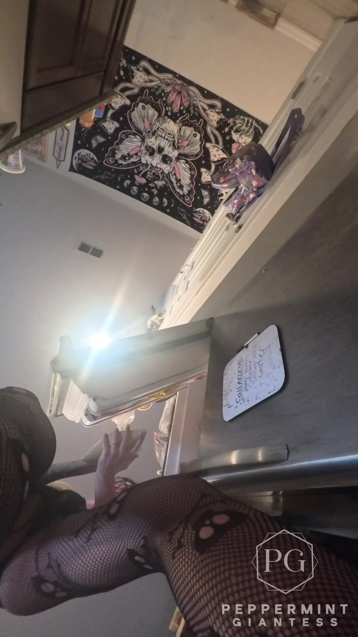 Peppermint Giantess: 73 个巨人做饭塞贝壳 - 小男人被绑在我的 8 英寸高跟鞋上 第一人称视角
