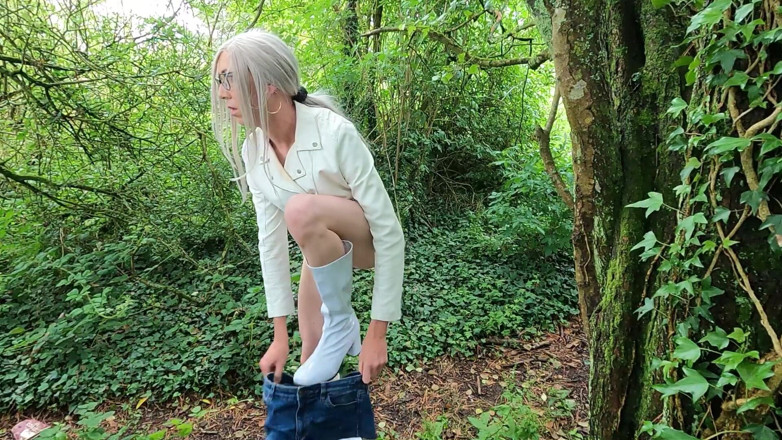 The Midnight Minx: Hubená blonďatá crossdresser se obnažuje